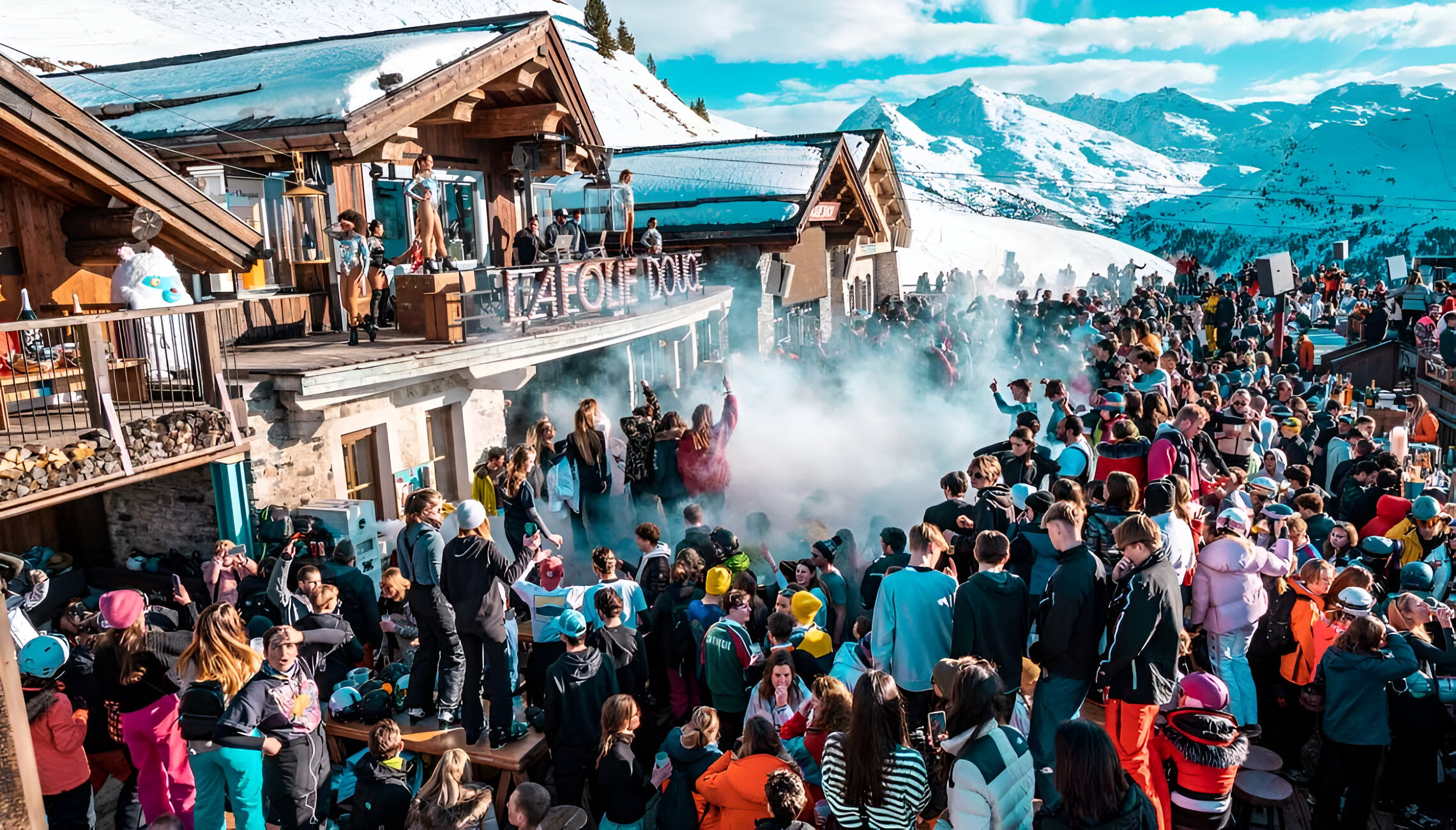 groupe de personne a un after skie avec un dj